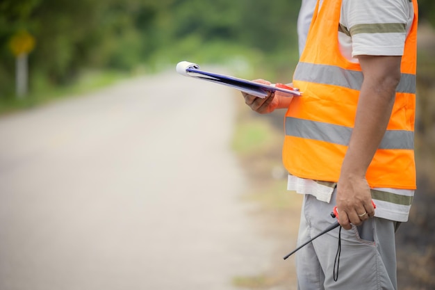 Photo engineer male road site surveyor survey local countryside road for building construction work