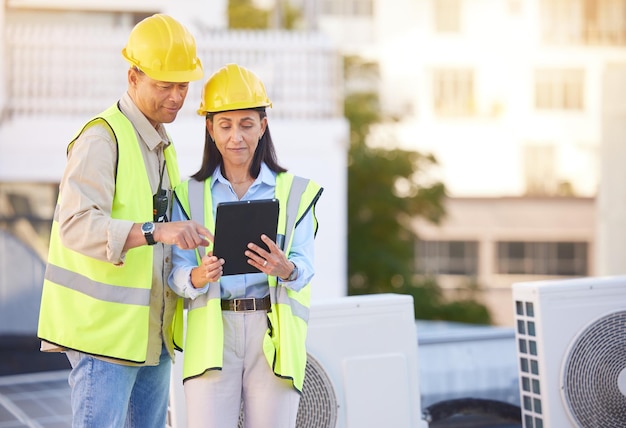 Photo engineer man and woman with tablet for online research schedule for building project and maintenance digital people talking and construction worker with innovation search internet and inspection