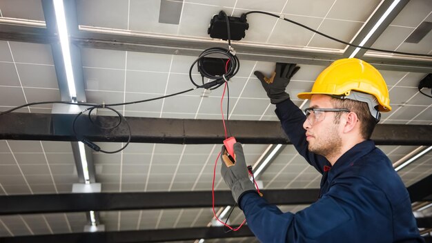 Photo engineer technical service checking solar panel with electricity meter for check the voltage checking the system work properly