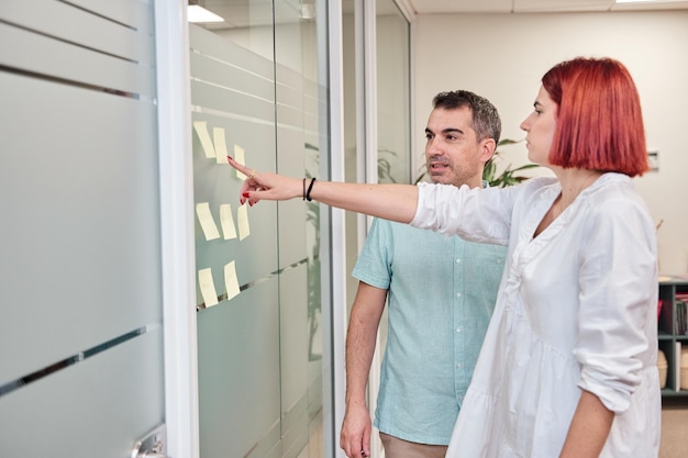 Photo entrepreneurs work in their new office brainstorming ideas to improve productivity