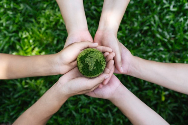 Photo environment earth day in the top view the hands holding green earth care saving and energy are renewable and the environment is sustainable save earth concept of the environment world earth day