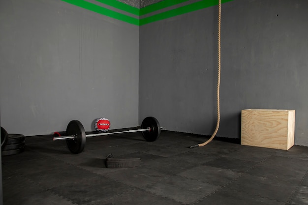 Equipo para hacer ejercicio de pesas con una barro y discos en un gimnasio