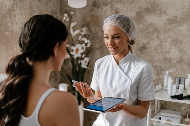 Photo esthetician guiding client on skincare