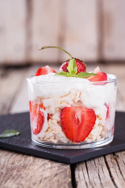 Photo eton mess - strawberries with whipped cream and meringue