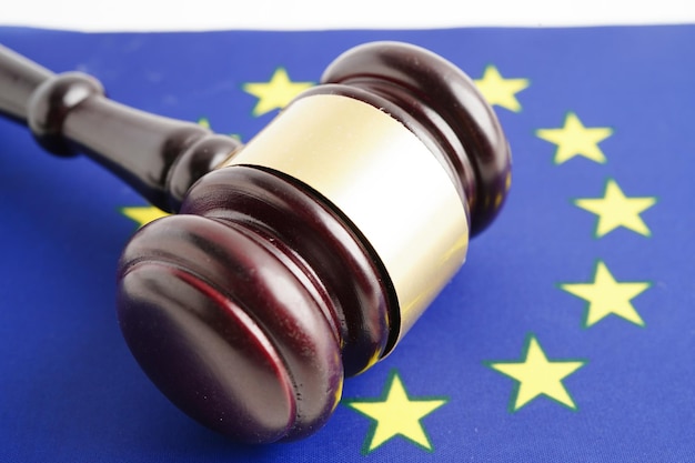 Photo eu law legal justice and agreement wooden court gavel on flag