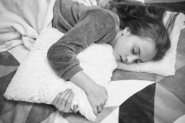 Photo evening relaxation before sleep child care concept pleasant time relaxation mental health and positivity free guided meditation and relaxation scripts for kids girl little child relax at home