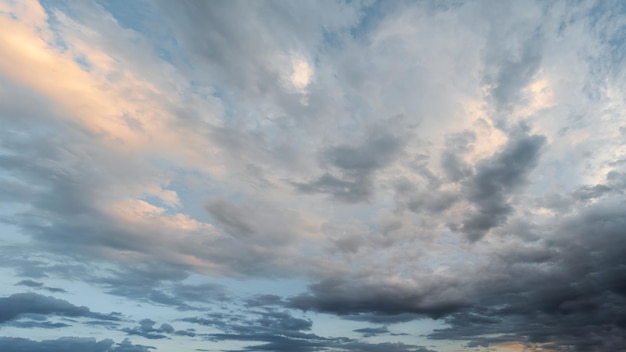 Photo evening sky with dramatic clouds in various shades and textures