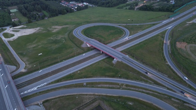 Photo evening view of intersecting highways and bridges