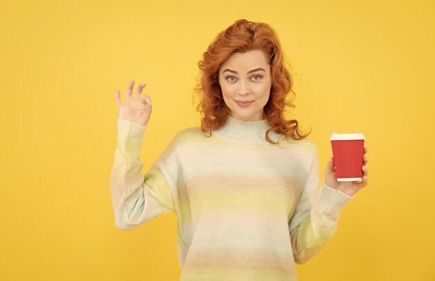 Photo excellent taste happy redhead woman drink coffee take away beverage girl drinking tea