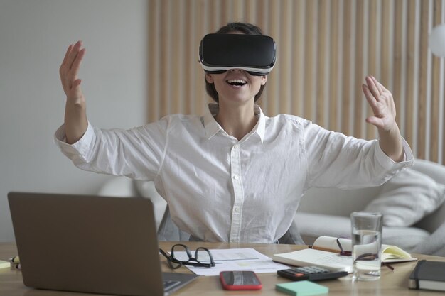 Photo excited european business woman testing vr glasses at work