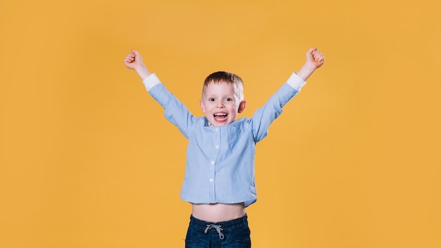 Photo excited little boy