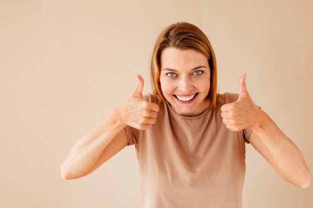 Photo excited woman gesturing thumb up