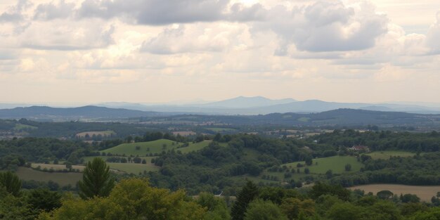 Photo expansive view of a rolling green landscape under a cloudy sky