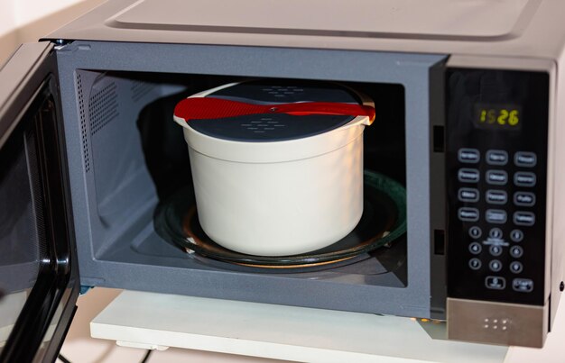 Photo express breakfast porridge in the microwave with a cooker