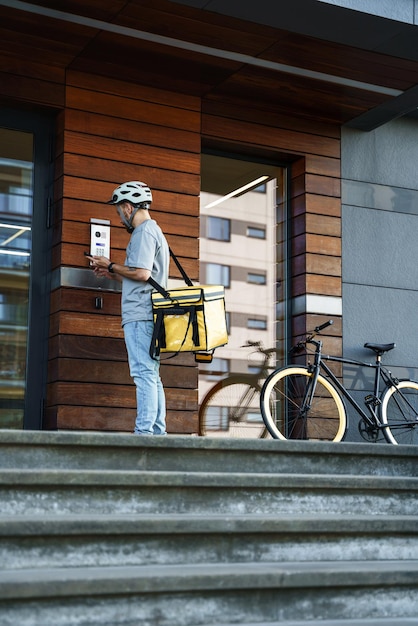 Express food delivery courier with insulated bag using intercom