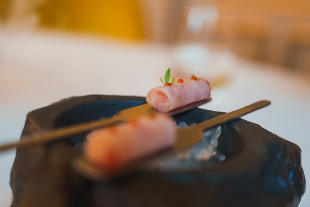 Photo exquisite sushi presentation in luxury hotel dining setting with ambient lighting