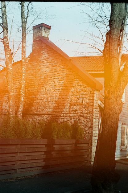 Photo exterior of building and trees against sky