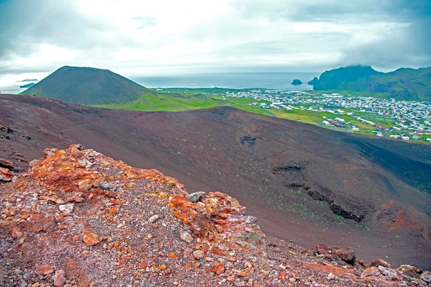 Photo extinct volcano eldfell on the background of the island heimaey vestmannaeyjar archipelago iceland