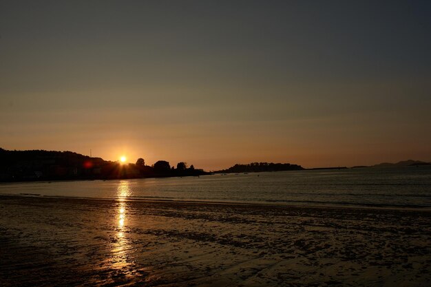 Photo extraordinary orange sunset at ladeira beach in bayona