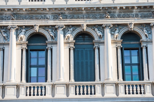 Photo facade with windows columns and decorations of old building at piazza san marco venice italy