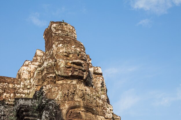 Photo face of bayon on blue sky