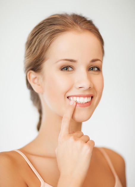 Photo face of beautiful woman showing her teeth