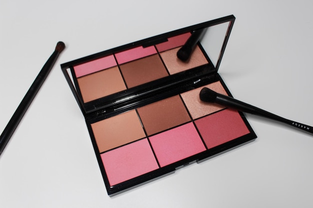 Face palette with a mirror for contouring use Highlighter blush bronzing powder and brushes