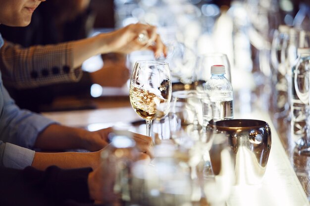 Photo faceless sommelier masterfully swirling wine glass during sophisticated tasting event