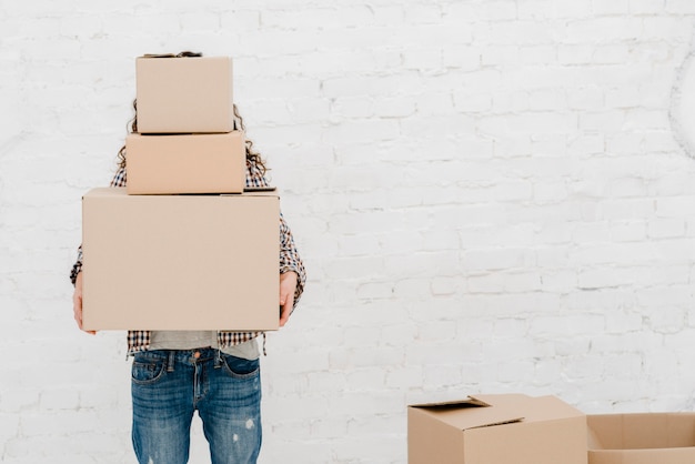 Photo faceless woman carrying boxes