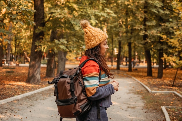 Photo fall travel autumn trip getaway vacations solo travel plus size girl with backpack in the autumn