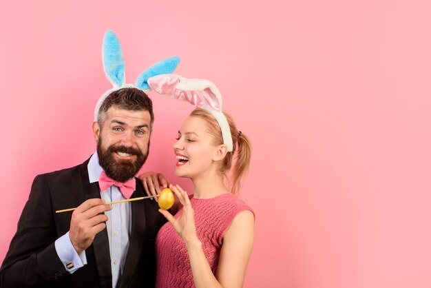 Family celebrate easter happy couple bunny couple happy holidays happy couple painting eggs easter