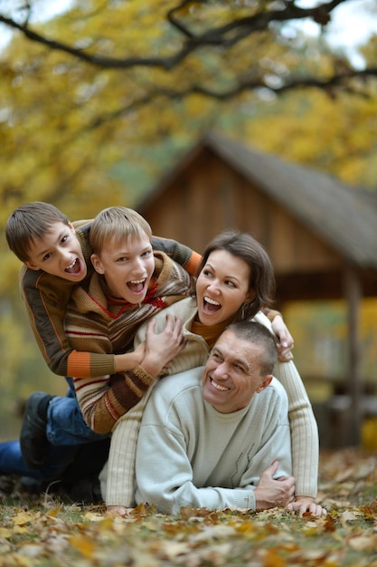 Photo family having fun in autumn forest