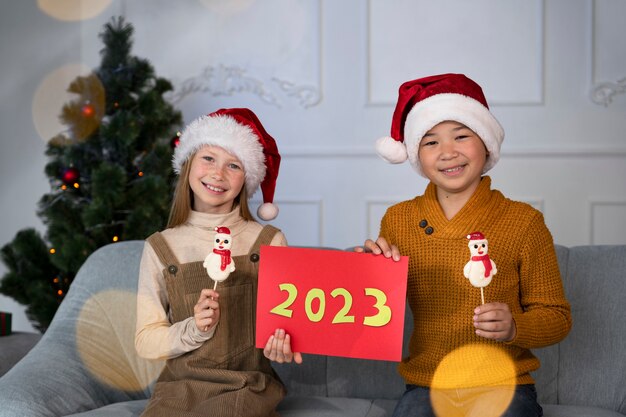 Photo family at home celebrating new year's eve