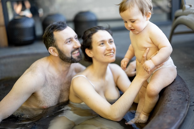 Photo family at spa with a young baby