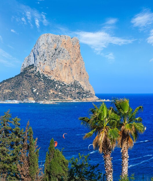 Photo famous rock (penon de ifach) of calp town at costa blanca (valencia), spain. high-resolution stitch panorama. people unrecognizable.