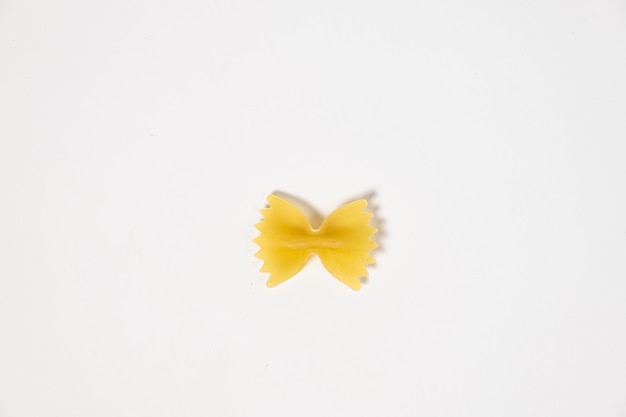 Photo farfalle pasta on white background