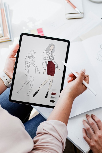 Photo fashion designer drawing on a digital tablet