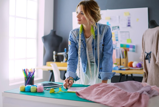 Photo fashion designer woman working on her designs in the studio