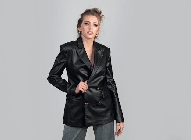 Photo fashion jacket fashionable woman on isolated studio background high fashion portrait of young elegant woman studio shot pretty young lady in a fashion pose