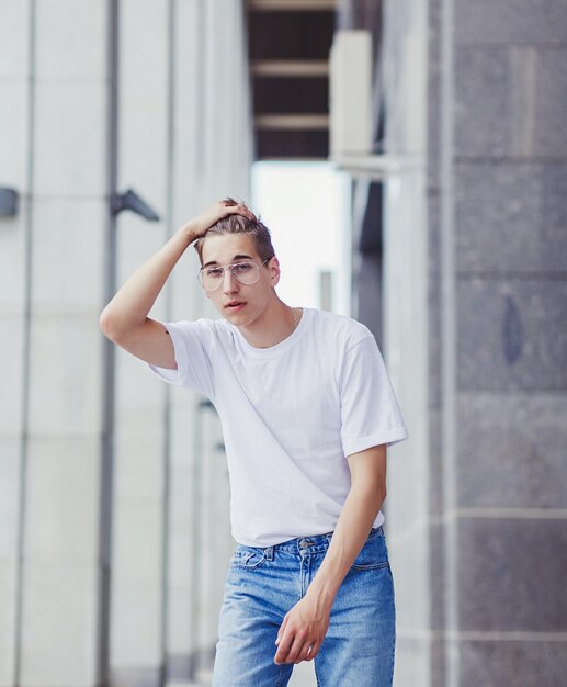 Photo fashion man in white blank tshirt