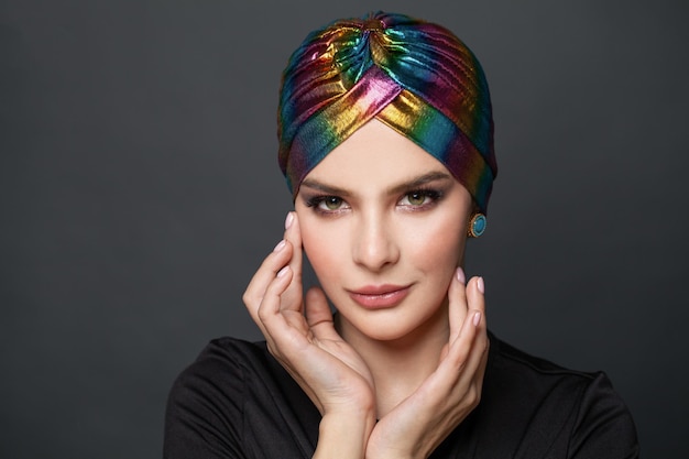 Photo fashion model woman in ethnic turban on head on black background