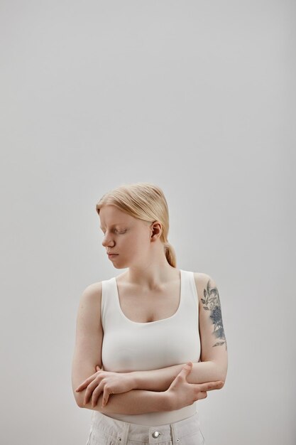 Photo fashion portrait of girl with albinism