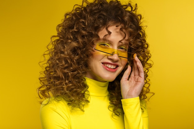 Photo fashion studio portrait of young beautiful women with curly hair