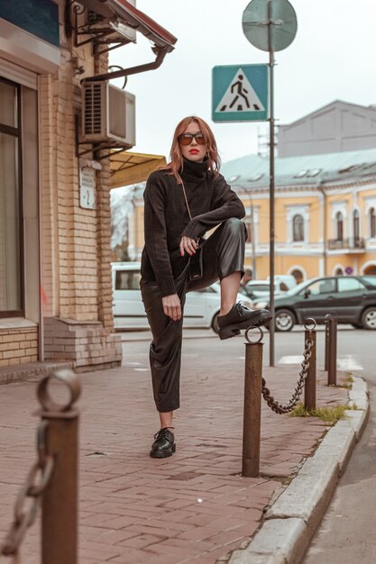 Photo fashionable extravagant girl on a walk