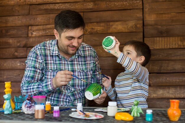 Photo father and son paint