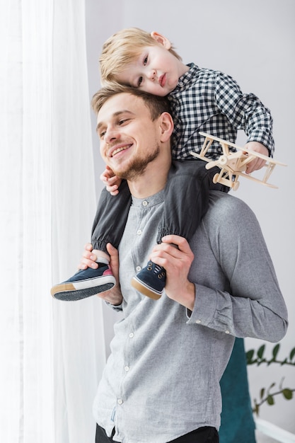 Photo father and son playing together on fathers day