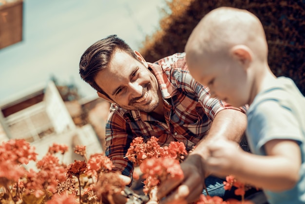 Photo father and son working together in the garden