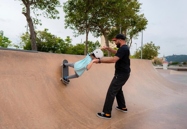 Father teaches daughter to skate