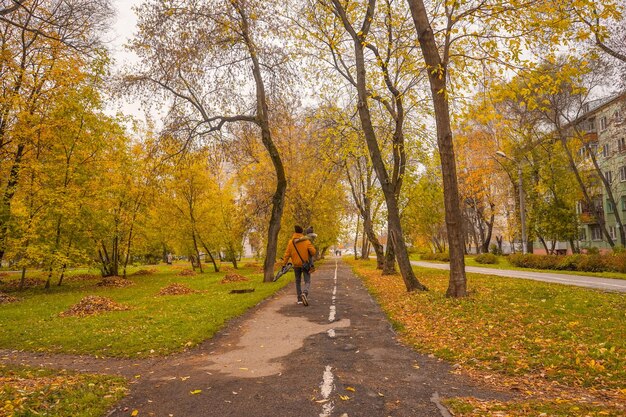 Photo father walk with his son in park