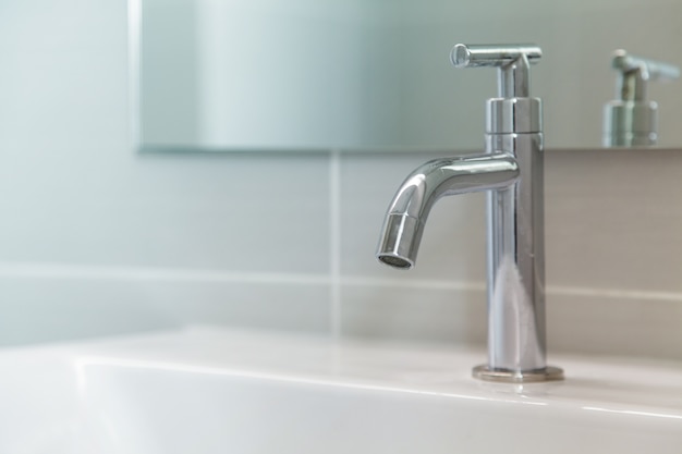 Faucet and water flow on bathroom